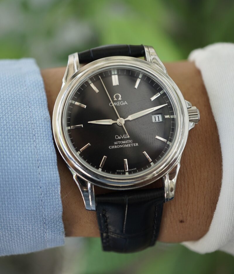 dong-ho-cu-chinh-hang-Omega-deville-cao-cap-mat-mau-den-3