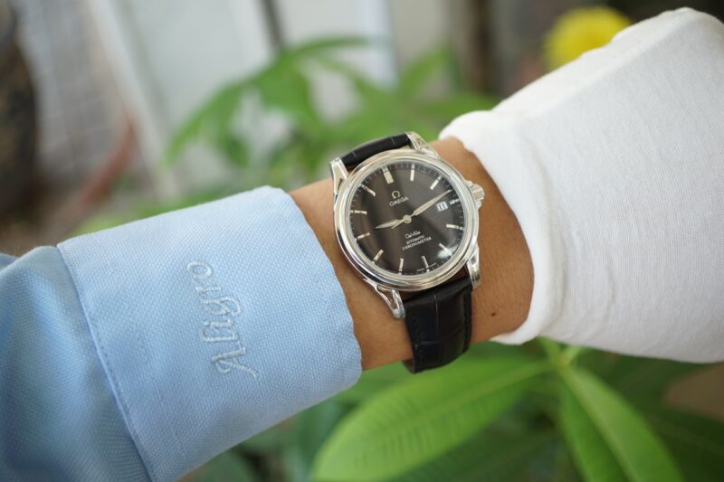 dong-ho-cu-chinh-hang-Omega-deville-cao-cap-mat-mau-den-4