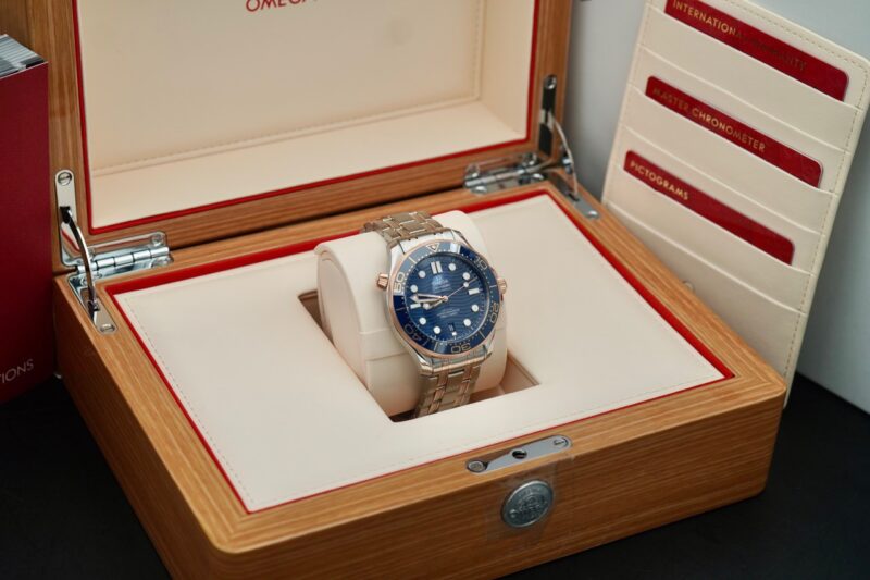 dong-ho-Omega-Seamaster-Diver-300mm-Sedna-Gold-cu-chinh-hang-2