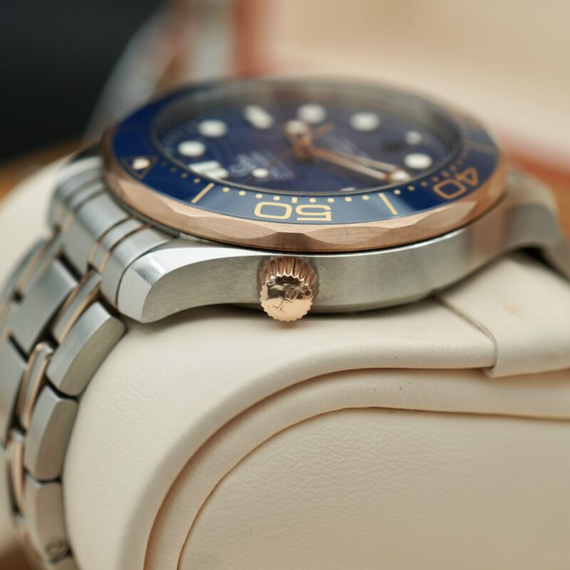 dong-ho-Omega-Seamaster-Diver-300mm-Sedna-Gold-cu-chinh-hang-4