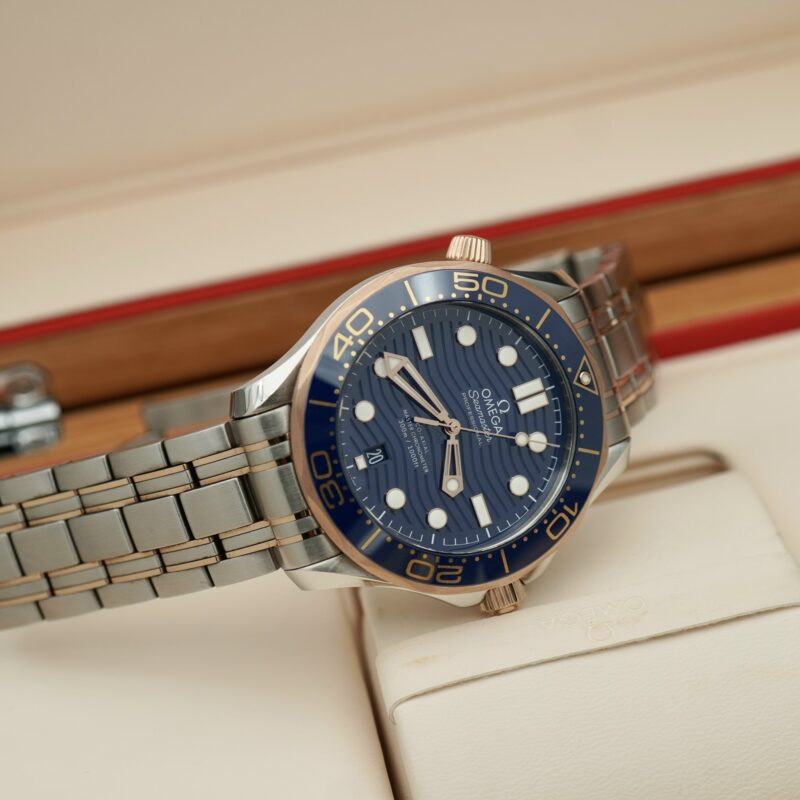 dong-ho-Omega-Seamaster-Diver-300mm-Sedna-Gold-cu-chinh-hang-5