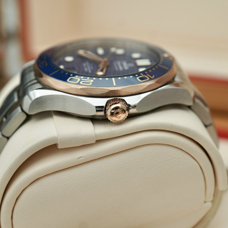 dong-ho-Omega-Seamaster-Diver-300mm-Sedna-Gold-cu-chinh-hang-7