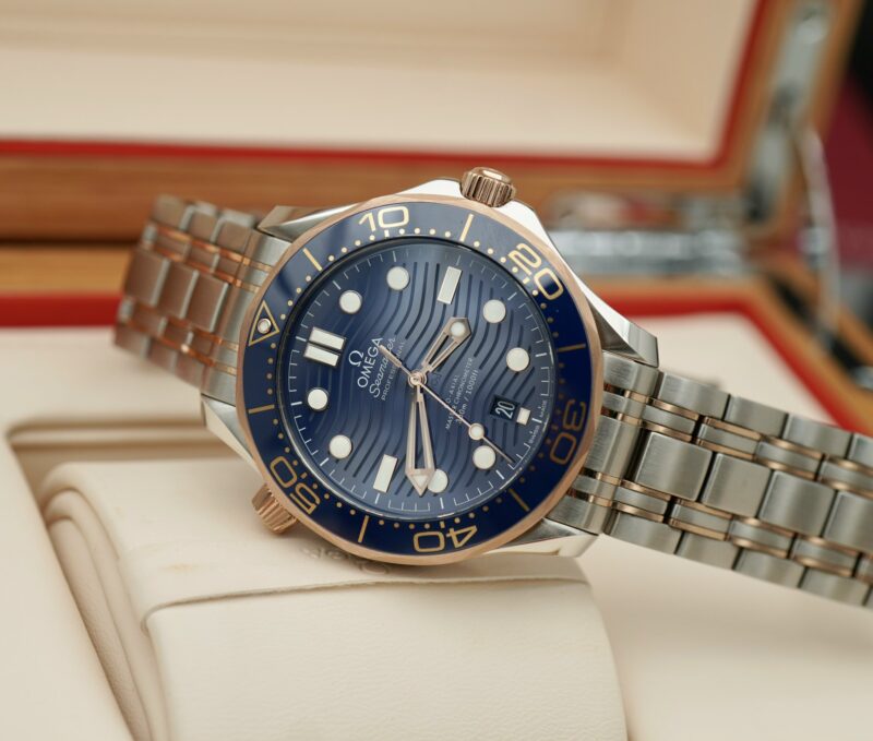 dong-ho-Omega-Seamaster-Diver-300mm-Sedna-Gold-cu-chinh-hang-8