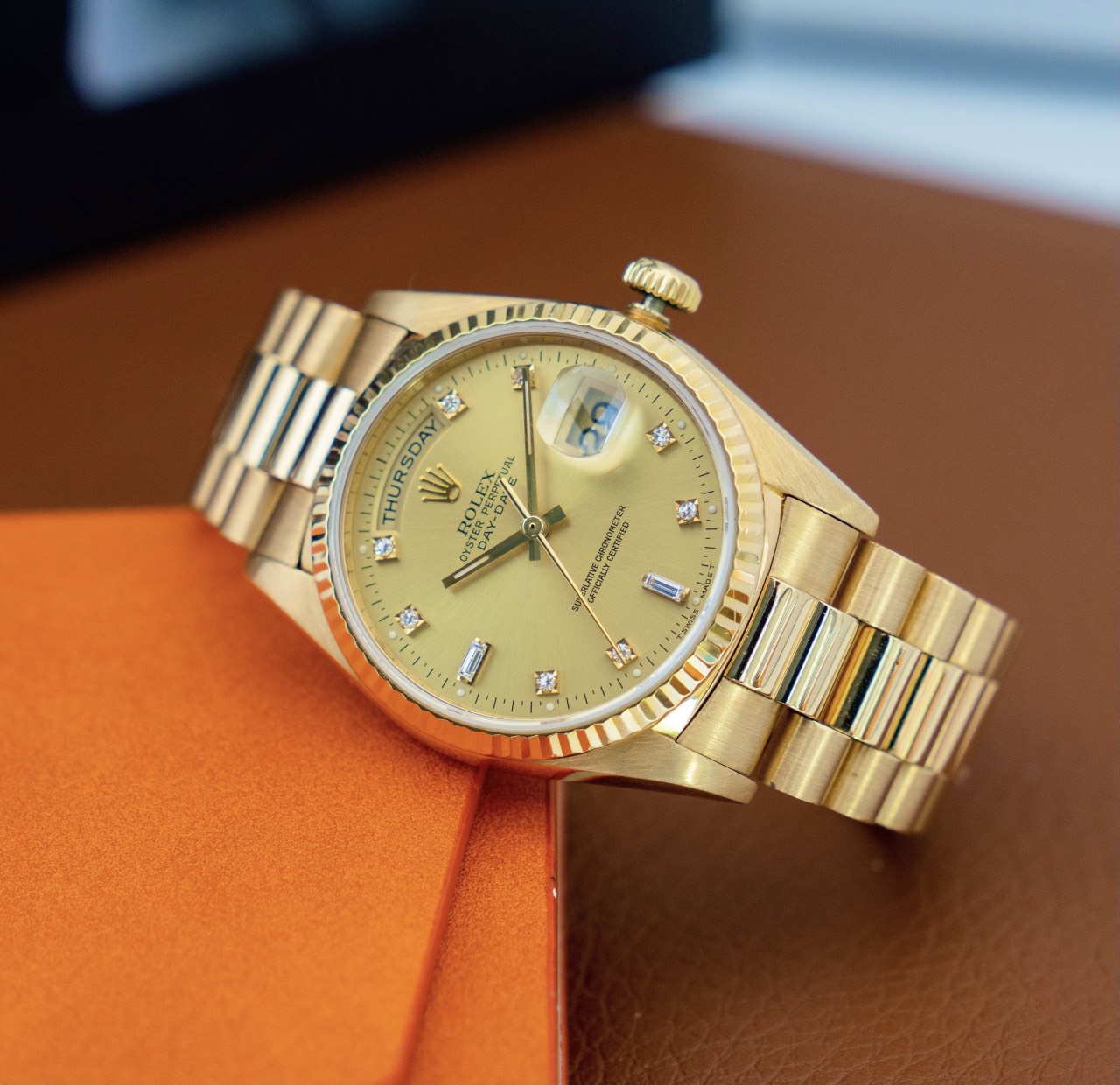 z4510336605737_2f0e11a5c4bd979cb85baaddb584055a Rolex 18238 mặt trải tia vàng cọc kim cương