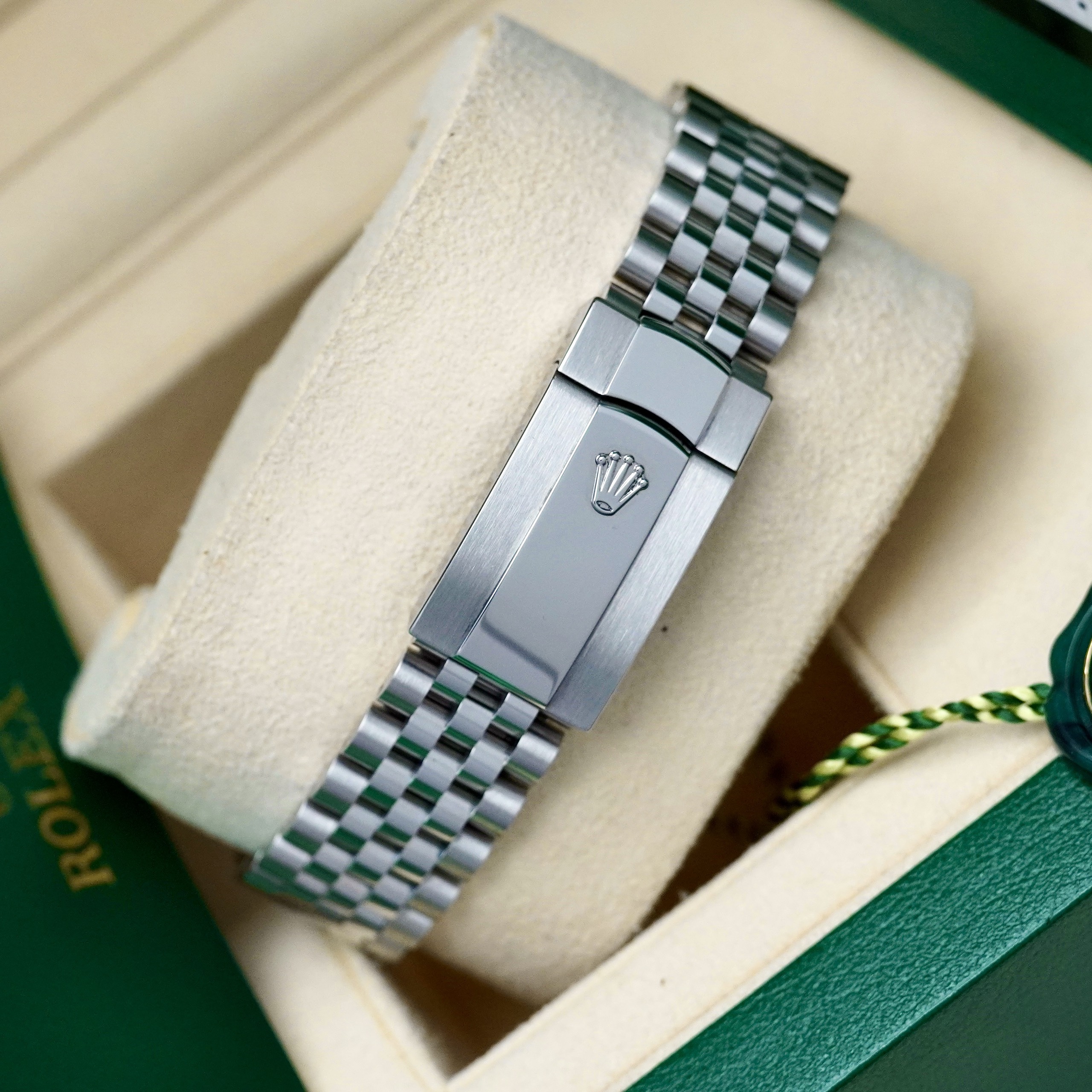 z4642341480974_89babb8ecdc8ddb965209b09badc2e14 Đồng Hồ Rolex Datejust 126234 Mặt Số Lá Cọ Màu Xanh Cũ