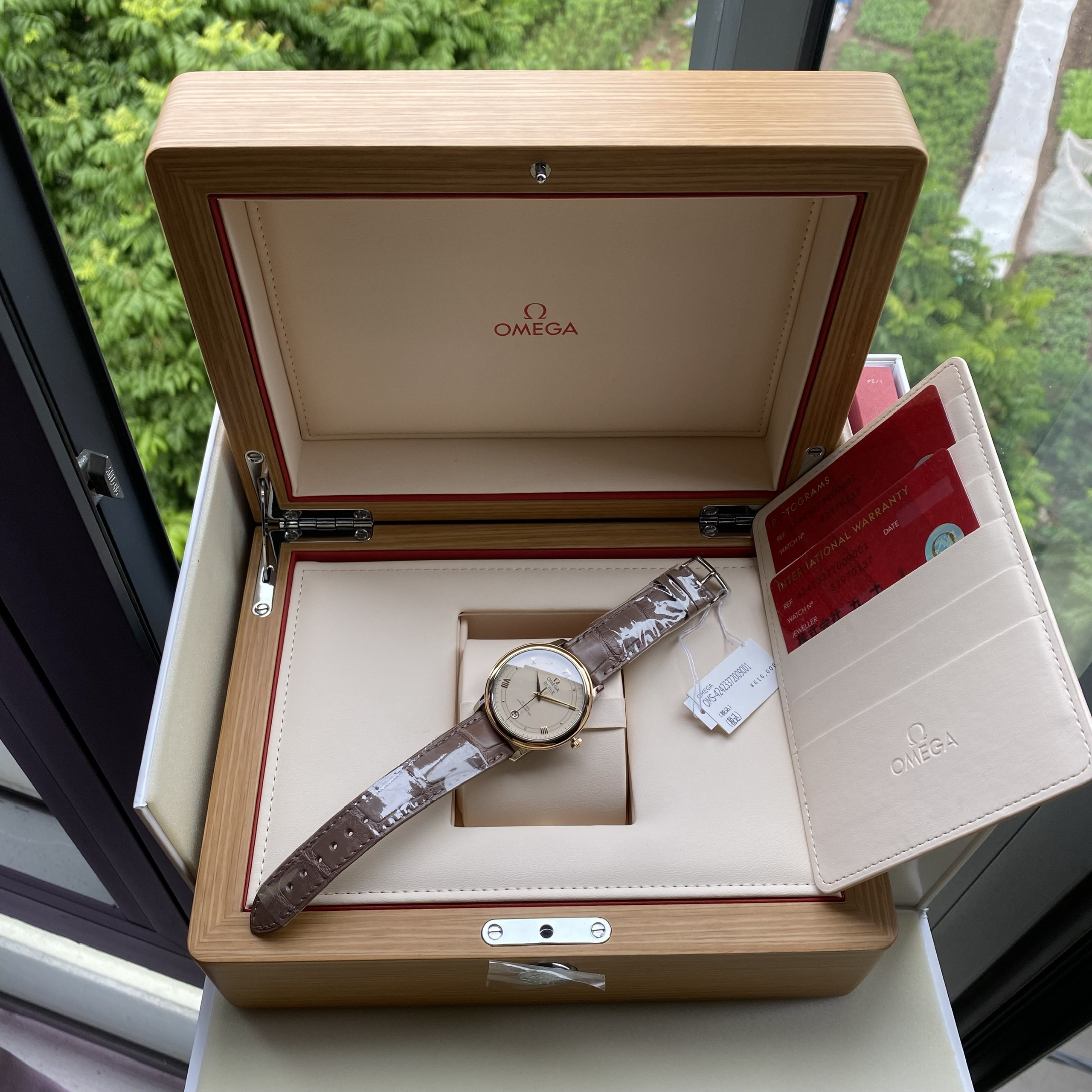 z4882199925906_4f22e92513aedd2b57b80ed9ece77273 Đồng Hồ Omega Deville Prestige Co-Axial 18k Bezel 36.8mm 424.23.37.20.09.001 Cũ