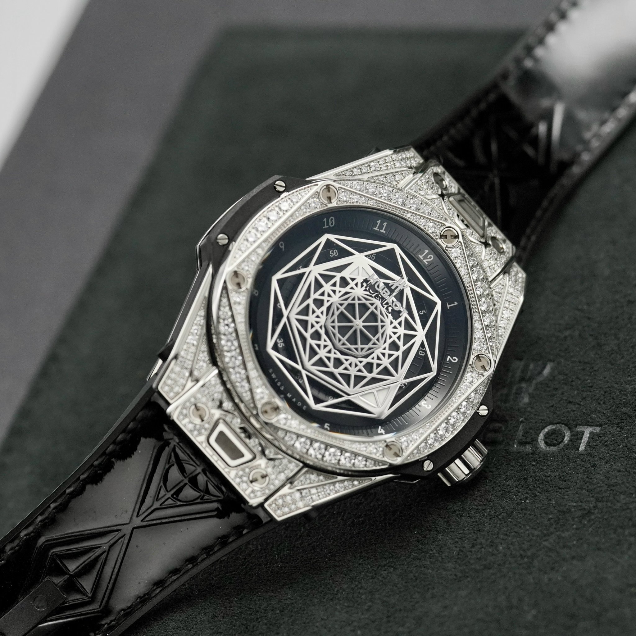 z4947507437095_147a1e43b289679ce0d4ffef969d0bae Đồng Hồ Hublot Big Bang Sangbleu Diamond Pave 465.SS.1117.VR.1704.MXM18 Cũ