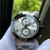 Đồng Hồ ????????? ?????????? ??????????? ?????? ?? ????????? - TimeWalker Là chiếc đồng hồ tượng trưng cho tinh thần đua xe, lấy cảm hứng từ Minerva, hãng đồng hồ với lịch sử lâu đời. Mang phong cách với niềng bằng Ceramic đen, mặt số hoàn thiện bằng chải tia và các chữ số Ả Rập độc đáo. Trang bị các tính năng kỹ thuật cao Chronograph cùng chức năng bấm giờ và ngày. - Tình trạng : Hàng new 100% full box, kèm sổ và giấy chứng nhận chính hãng - Đường kính: 43 mm - Độ dày: 15.2 mm - Chất liệu mặt kính: Sapphire chống xước - Chất liệu vỏ: Vỏ và dây bằng Stainless Steel + niềng ceramic - Loại máy: Caliber Automatic MB 25.07 dự trữ năng lượng xấp xỉ 46 giờ, 25 chân kính, tần số 28.800 vph - Khả năng chống nước : lên tới 100m - Độ dày ~ 15mm Giá new store hãng đang bán ~ 126 triệu.