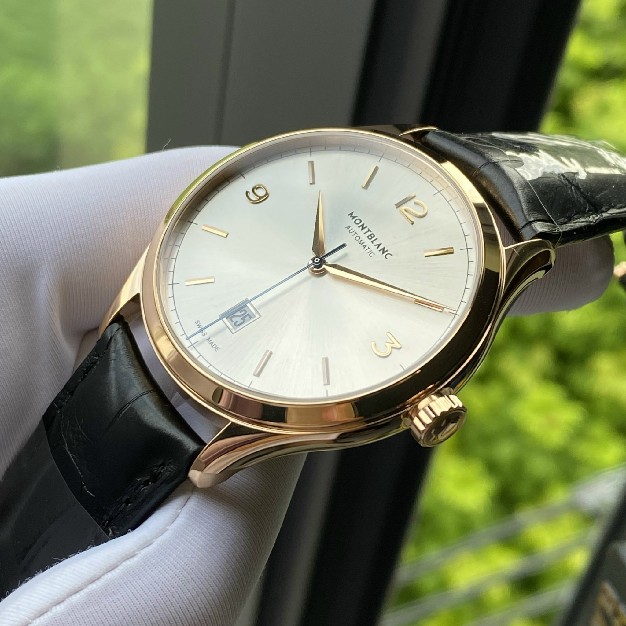 z4991748205756_5a37087dd148823e91b2c6e200c3518d Montblanc Heritage Chronométrie Automatic 114869 •Phiên bản classic mang chất liệu Vàng nguyên khối 18k đến từ gia đình Montblanc tiếp tục được giới thiệu đến cộng đồng yêu thích đồng hồ trải nghiệm, toàn bộ Kim cọc núm bằng vàng 18k nguyên khối Chi tiết thông số: - Tình trạng: Brandnew 100% fullbox, tag, sổ thẻ BHTC chính hãng Montblanc - Size 40mm, độ mỏng 8mm - Chất liệu: Vàng hồng đúc nguyên khối 18k cực đầm - Bộ Máy: Automatic MontBlanc Caliber MB 24.09 bền bỉ trữ cót 42h - Thuộc dòng Heritage - phiên bản classic cổ điển: 3 kim chỉ giờ, phút, giây (kim màu xanh) - Mặt trắng sữa, chải tia cực kỳ đẹp và sang trọng, kim giây nung xanh - Kính shapphire nguyên khối chống xước tuyệt đối - Chịu nước : 30m Giá new store hãng đang bán ~ 220 tr