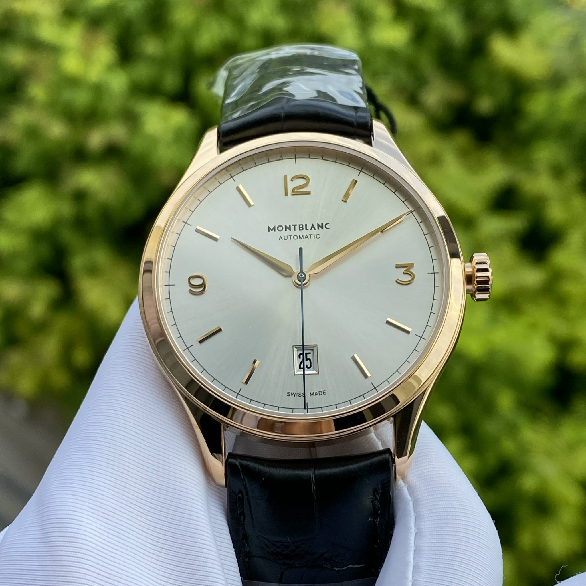 z4991748227231_f0d5fe15f0ecd7d8ac2604c510034aec Montblanc Heritage Chronométrie Automatic 114869 •Phiên bản classic mang chất liệu Vàng nguyên khối 18k đến từ gia đình Montblanc tiếp tục được giới thiệu đến cộng đồng yêu thích đồng hồ trải nghiệm, toàn bộ Kim cọc núm bằng vàng 18k nguyên khối Chi tiết thông số: - Tình trạng: Brandnew 100% fullbox, tag, sổ thẻ BHTC chính hãng Montblanc - Size 40mm, độ mỏng 8mm - Chất liệu: Vàng hồng đúc nguyên khối 18k cực đầm - Bộ Máy: Automatic MontBlanc Caliber MB 24.09 bền bỉ trữ cót 42h - Thuộc dòng Heritage - phiên bản classic cổ điển: 3 kim chỉ giờ, phút, giây (kim màu xanh) - Mặt trắng sữa, chải tia cực kỳ đẹp và sang trọng, kim giây nung xanh - Kính shapphire nguyên khối chống xước tuyệt đối - Chịu nước : 30m Giá new store hãng đang bán ~ 220 tr