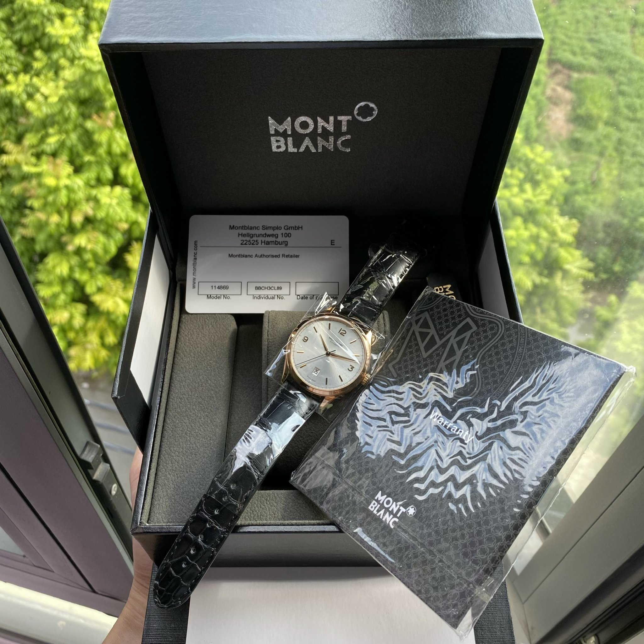 z4991748229432_0a467eb1c31a333680db22713e953821 Montblanc Heritage Chronométrie Automatic 114869 •Phiên bản classic mang chất liệu Vàng nguyên khối 18k đến từ gia đình Montblanc tiếp tục được giới thiệu đến cộng đồng yêu thích đồng hồ trải nghiệm, toàn bộ Kim cọc núm bằng vàng 18k nguyên khối Chi tiết thông số: - Tình trạng: Brandnew 100% fullbox, tag, sổ thẻ BHTC chính hãng Montblanc - Size 40mm, độ mỏng 8mm - Chất liệu: Vàng hồng đúc nguyên khối 18k cực đầm - Bộ Máy: Automatic MontBlanc Caliber MB 24.09 bền bỉ trữ cót 42h - Thuộc dòng Heritage - phiên bản classic cổ điển: 3 kim chỉ giờ, phút, giây (kim màu xanh) - Mặt trắng sữa, chải tia cực kỳ đẹp và sang trọng, kim giây nung xanh - Kính shapphire nguyên khối chống xước tuyệt đối - Chịu nước : 30m Giá new store hãng đang bán ~ 220 tr
