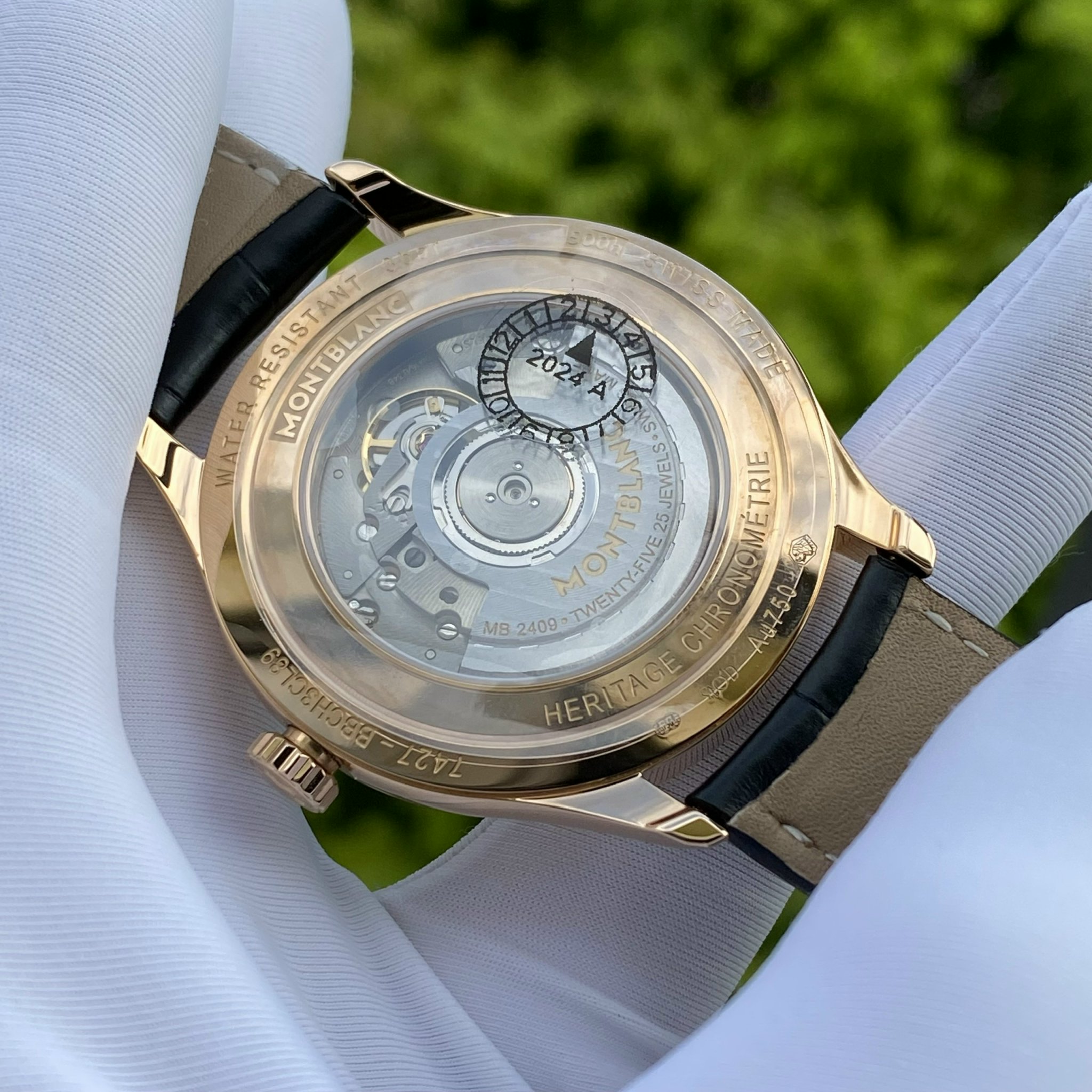 z4991748267241_ed94c4fc178959eac8c9906c983c1523 Montblanc Heritage Chronométrie Automatic 114869 •Phiên bản classic mang chất liệu Vàng nguyên khối 18k đến từ gia đình Montblanc tiếp tục được giới thiệu đến cộng đồng yêu thích đồng hồ trải nghiệm, toàn bộ Kim cọc núm bằng vàng 18k nguyên khối Chi tiết thông số: - Tình trạng: Brandnew 100% fullbox, tag, sổ thẻ BHTC chính hãng Montblanc - Size 40mm, độ mỏng 8mm - Chất liệu: Vàng hồng đúc nguyên khối 18k cực đầm - Bộ Máy: Automatic MontBlanc Caliber MB 24.09 bền bỉ trữ cót 42h - Thuộc dòng Heritage - phiên bản classic cổ điển: 3 kim chỉ giờ, phút, giây (kim màu xanh) - Mặt trắng sữa, chải tia cực kỳ đẹp và sang trọng, kim giây nung xanh - Kính shapphire nguyên khối chống xước tuyệt đối - Chịu nước : 30m Giá new store hãng đang bán ~ 220 tr