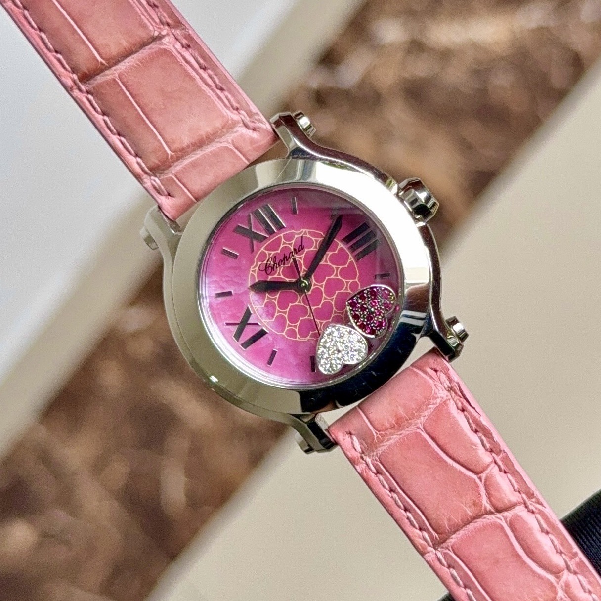 z5060332763258_1c9e0bbbbc3933ea49b809a2e032a043 Đồng Hồ Chopard Happy Sport Diamond Ruby Heart Steel Pink Leather Ladies Watch Ref.278475 Cũ