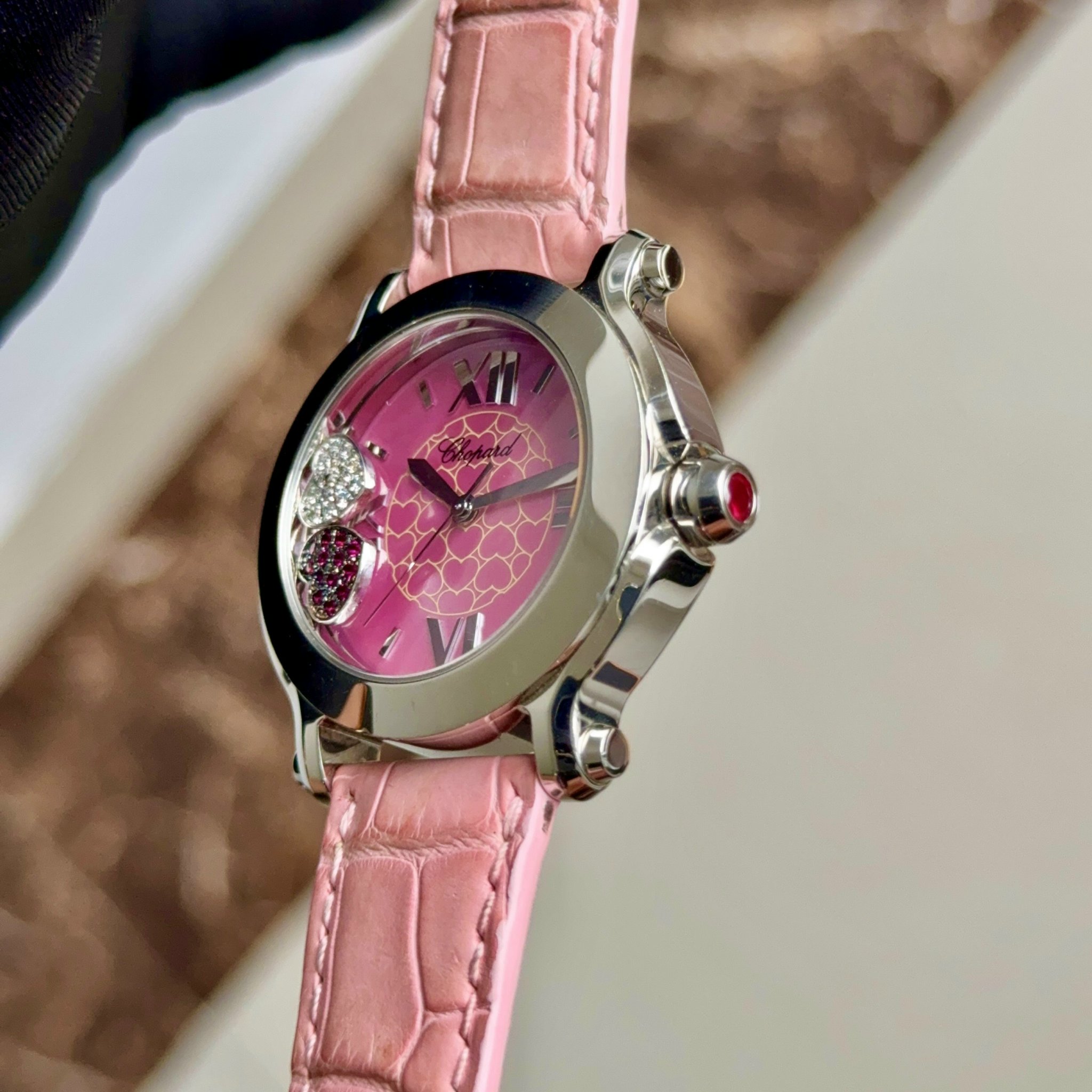 z5060332786883_c9bb82992f0cbdb12f738fe433f6817e Đồng Hồ Chopard Happy Sport Diamond Ruby Heart Steel Pink Leather Ladies Watch Ref.278475 Cũ