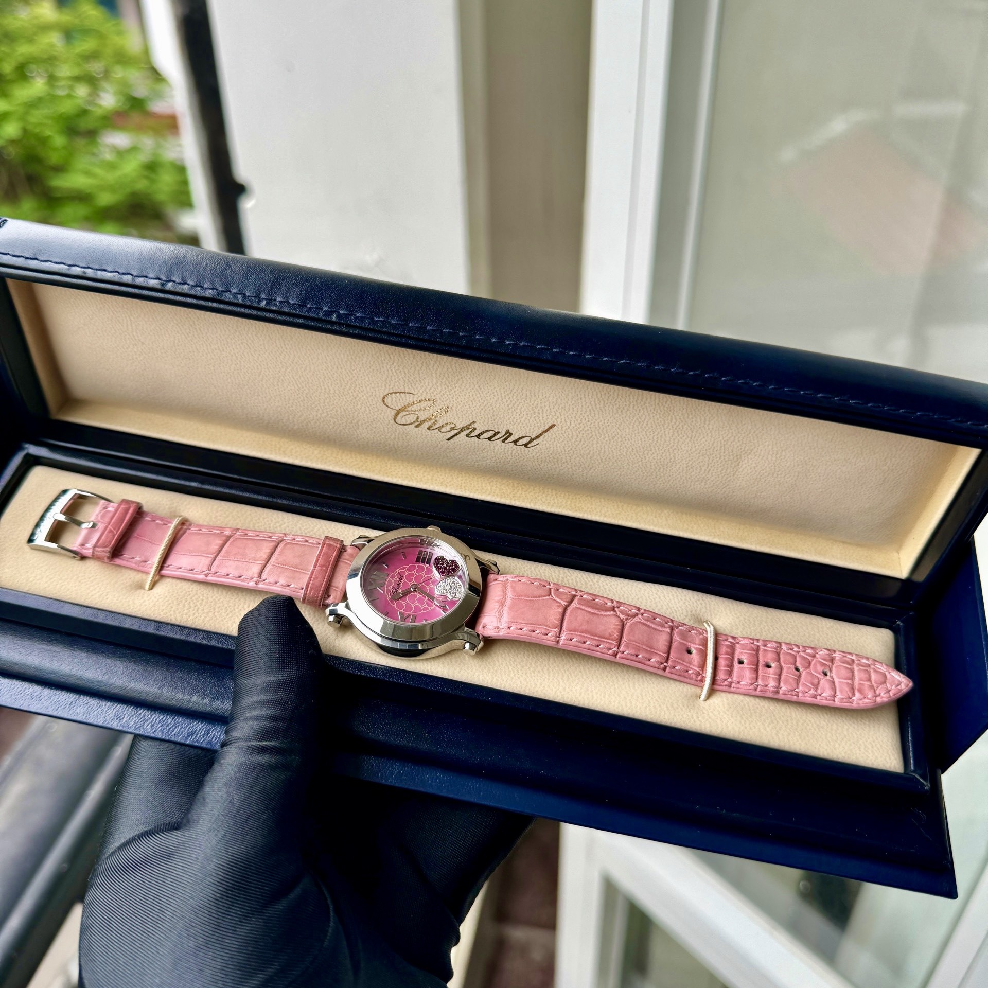 z5060332817568_0199f644259f820b02ed3a851d2af185 Đồng Hồ Chopard Happy Sport Diamond Ruby Heart Steel Pink Leather Ladies Watch Ref.278475 Cũ