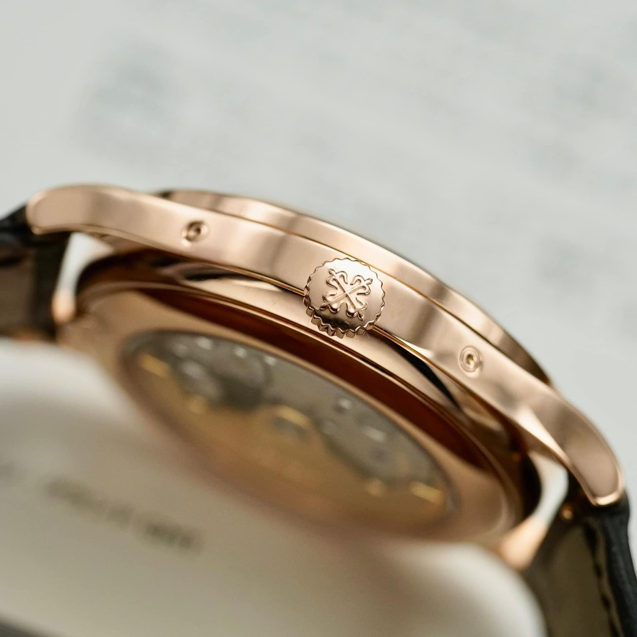 Đồng hồ Patek Philippe Annual Calendar 5396R-001 18k Rose Gold 39mm Onlywatch (7)