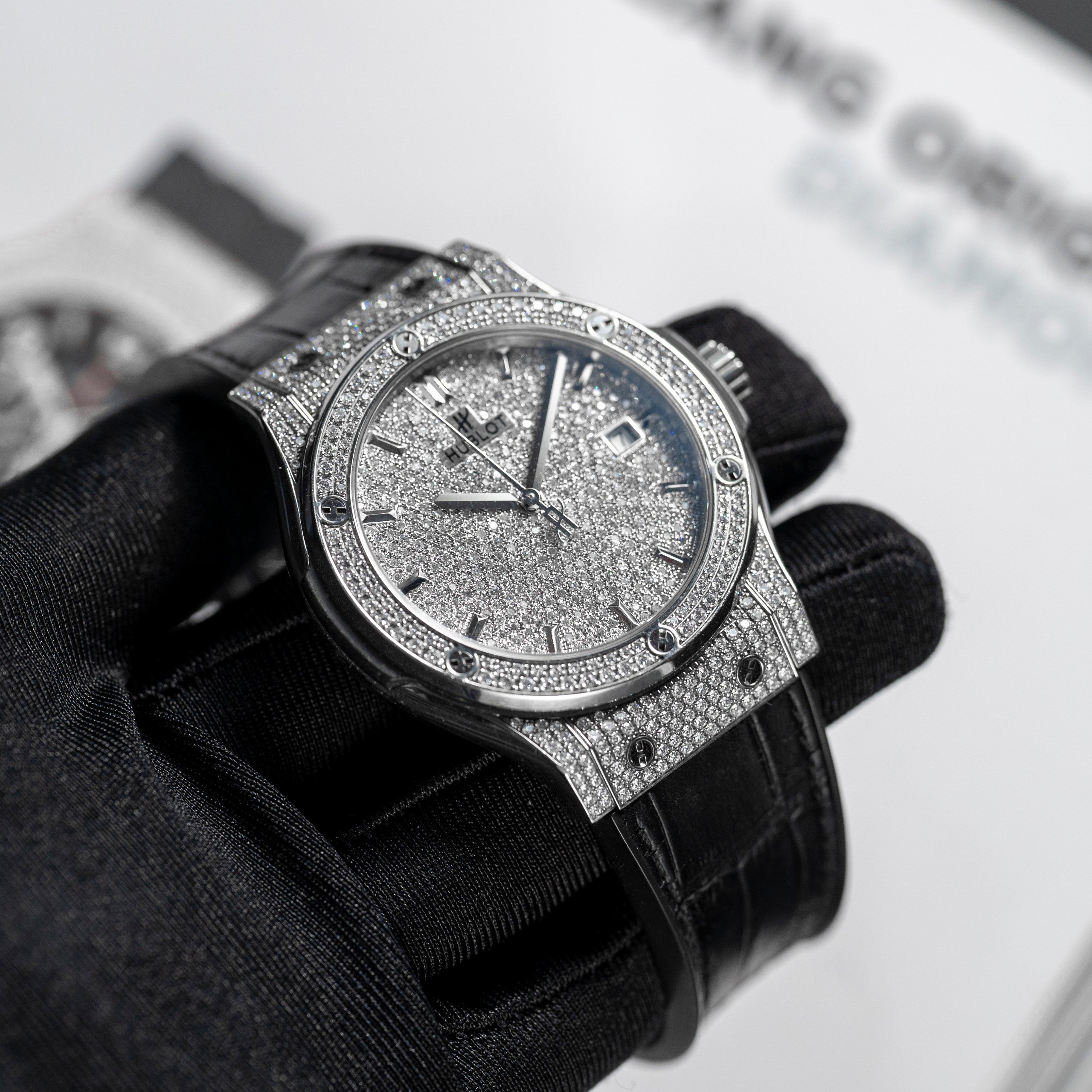 Hublot Classic Fusion 42mm Full Kim Cương Thiên Nhiên (3)
